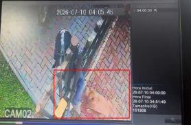Ele só ia entregar um pacote; Câmera flagrou o que aconteceu depois