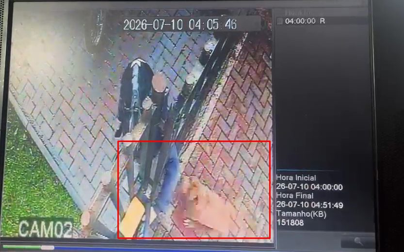 Ele só ia entregar um pacote; Câmera flagrou o que aconteceu depois