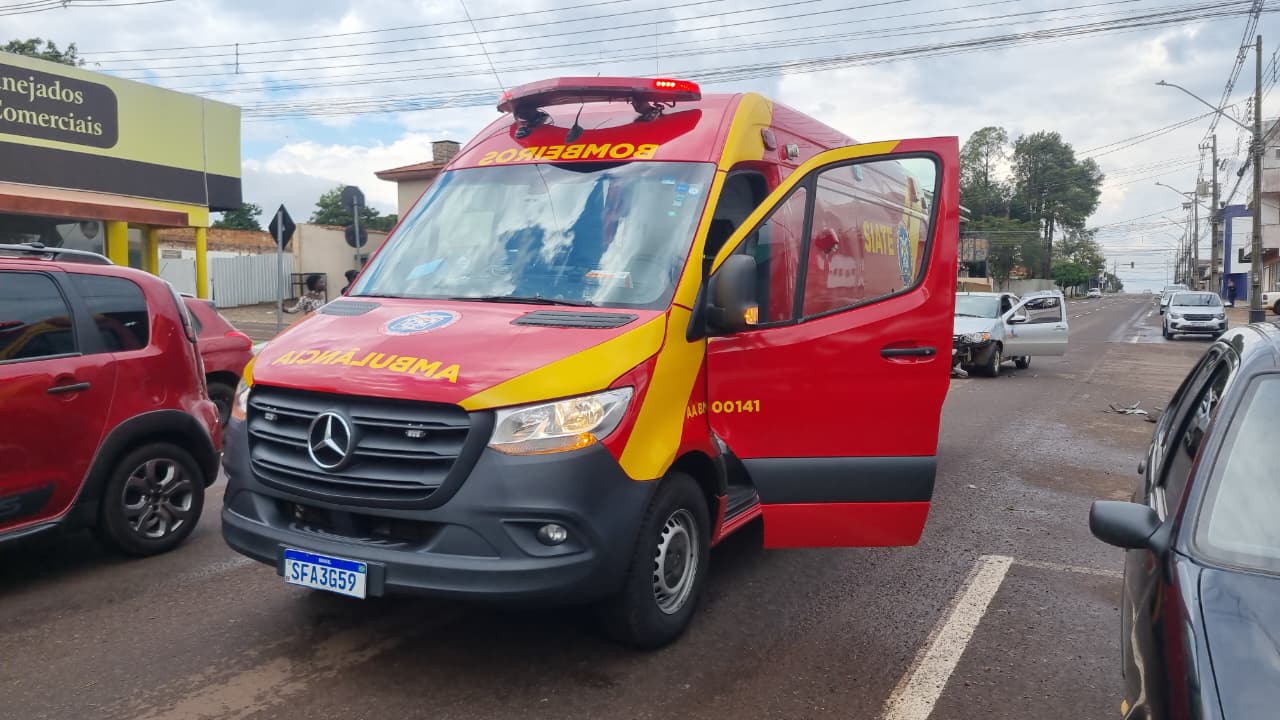 Honda Pop e Palio se envolvem em colisão no cruzamento das Ruas Cuiabá e Flamboyant