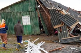 Temporal com granizo destelha casas e deixa 400 desalojados em cidade do RS