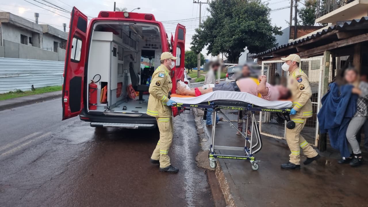 Homem de 48 anos sofre fratura na perna após queda em Country