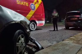Motorista se distrai ao limpar parabrisa e bate em carro estacionado no 14 de Novembro