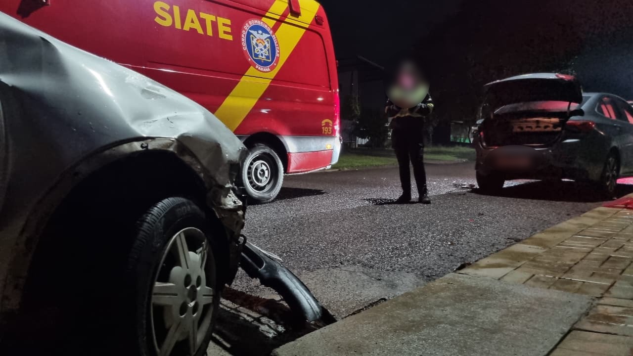 Motorista se distrai ao limpar parabrisa e bate em carro estacionado no 14 de Novembro