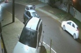 Câmera flagra motorista batendo em carro estacionado após se distrair ao limpar para-brisa em Cascavel