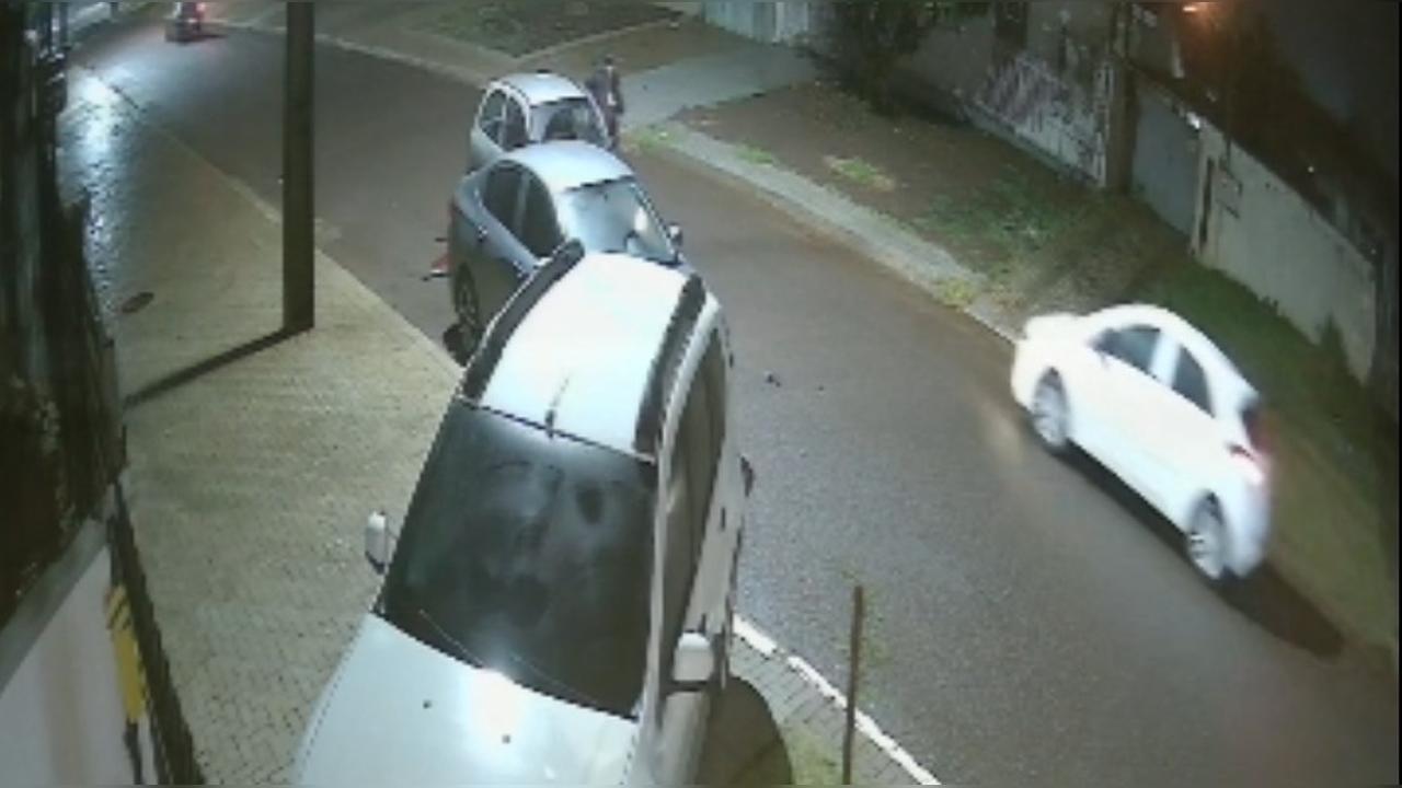 Câmera flagra motorista batendo em carro estacionado após se distrair ao limpar para-brisa em Cascavel