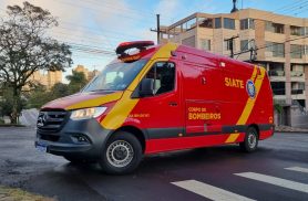 Batida entre Mercedes e CG-150 deixa vítima na Rua Antonina com a Rua Vicente Machado