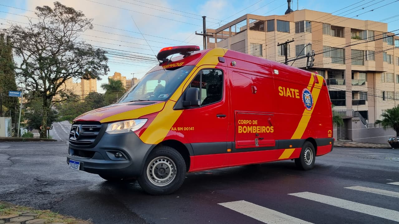 Batida entre Mercedes e CG-150 deixa vítima na Rua Antonina com a Rua Vicente Machado