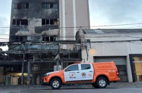 Casal de idosos morre em incêndio de grandes proporções em prédio no Centro