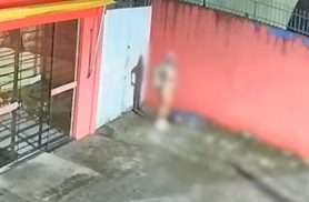 Câmera mostra jovem abaixando a calcinha e fazendo necessidades na calçada