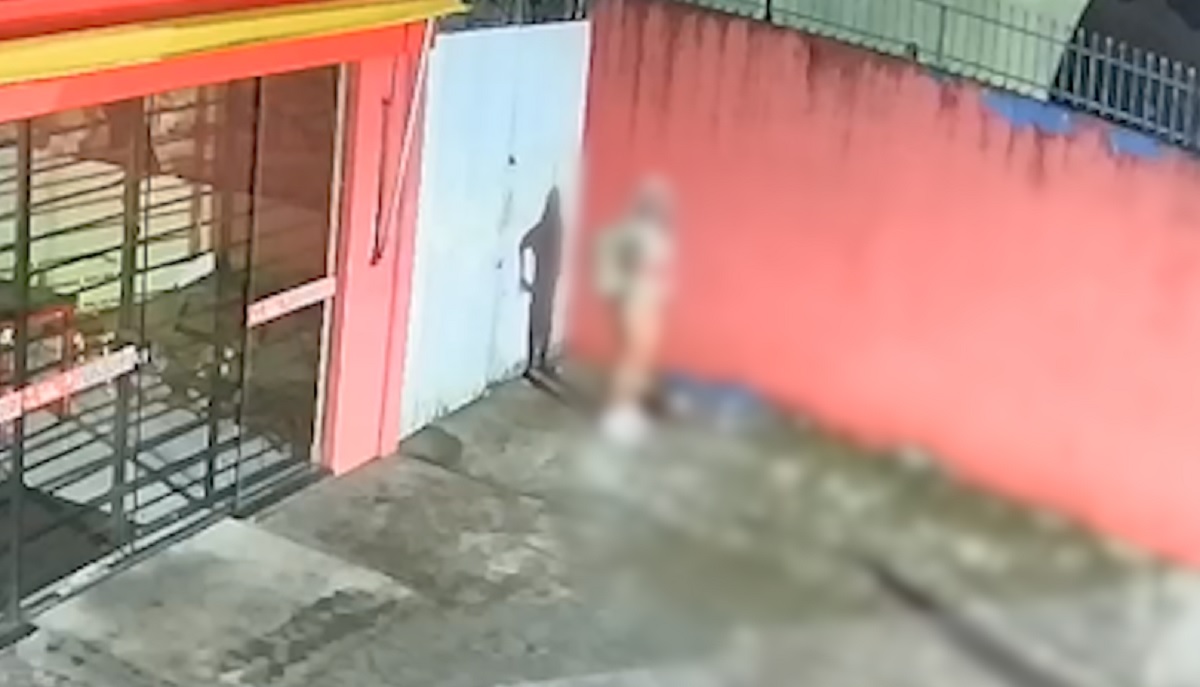 Em Cascavel, jovem abaixa a calcinha e faz necessidades na calçada