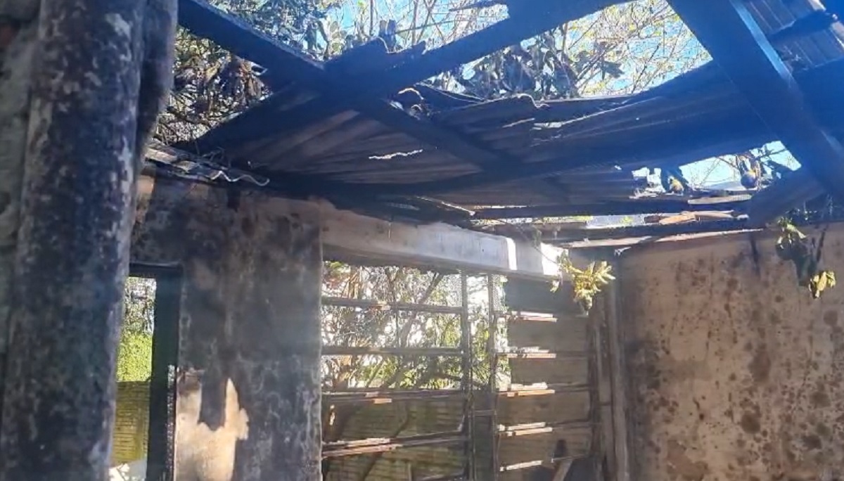Incêndio mobiliza várias viaturas dos Bombeiros e destrói casa no Parque São Paulo