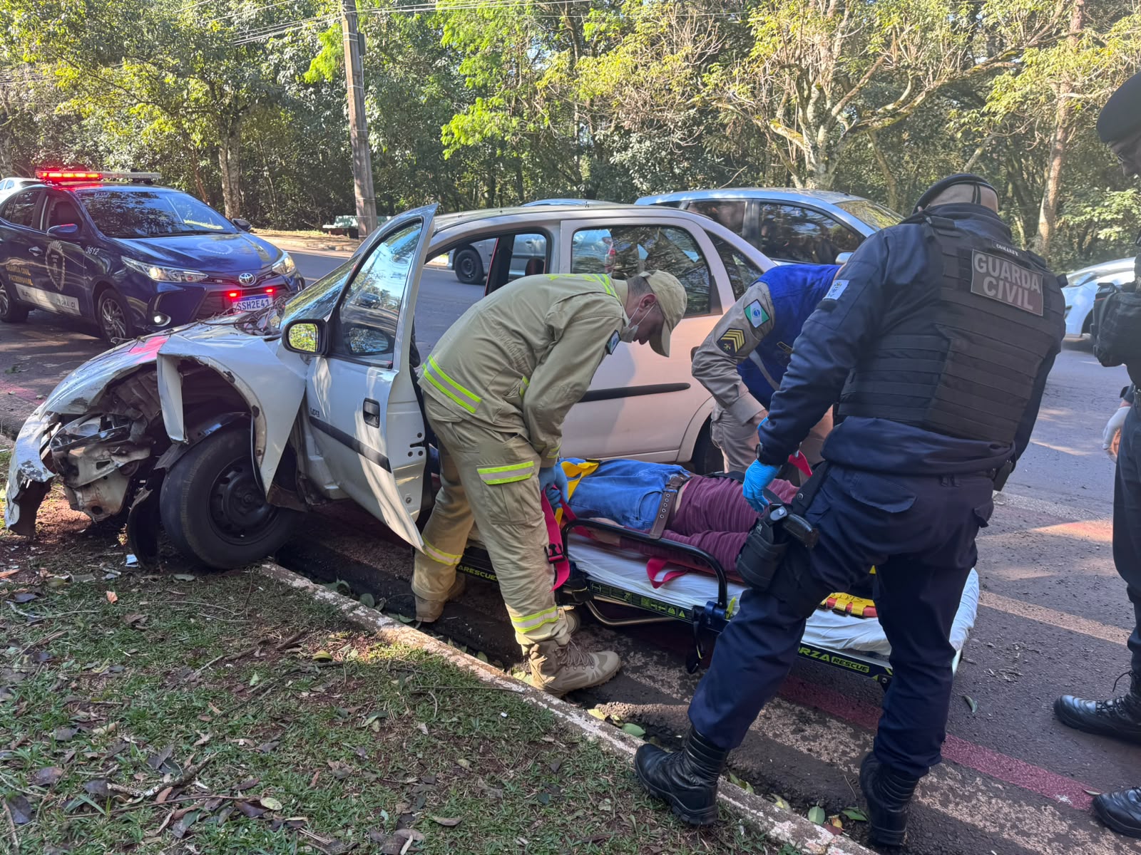 Motorista tem mal súbito, perde controle e bate violentamente contra árvore na região do Lago