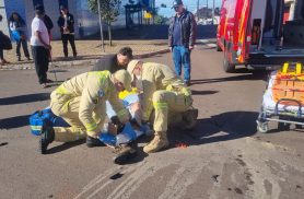 Mulher sofre fratura na perna após colisão entre moto e carro em Cascavel