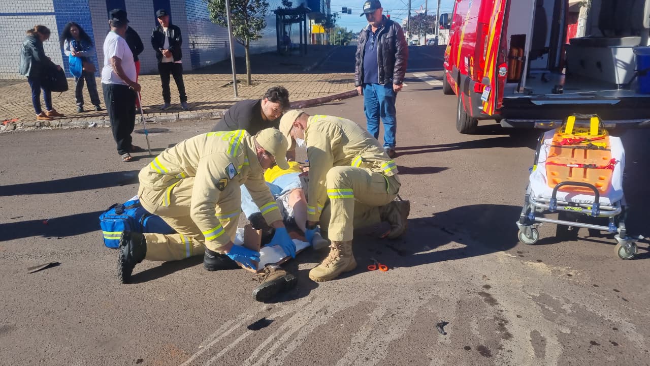 Mulher sofre fratura na perna após colisão entre moto e carro em Cascavel