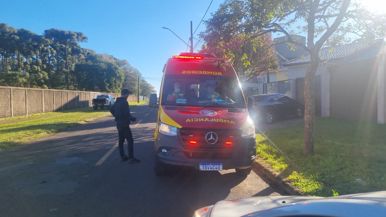 Motociclista fica ferido após bater em caçamba de entulhos no Bairro Pioneiros Catarinenses