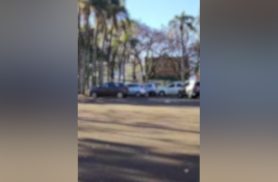 Pais denunciam estacionamento irregular na Praça Wilson Joffre e temem acidentes com crianças