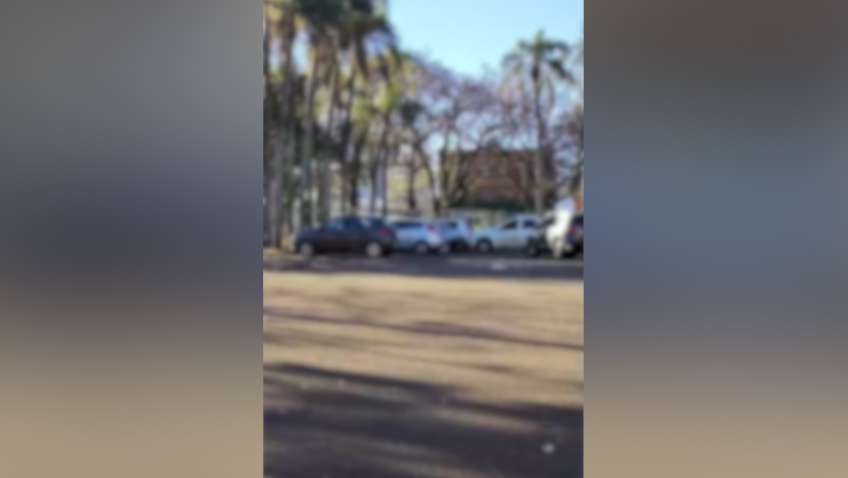 Pais denunciam estacionamento irregular na Praça Wilson Joffre e temem acidentes com crianças