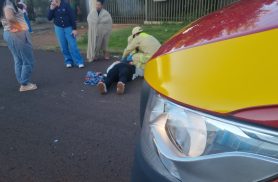 Mulher fica ferida após sofrer queda de moto ao tentar desviar de cachorro no Bairro Santa Cruz Mulher fica ferida após sofrer queda de moto ao tentar desviar de cachorro no Bairro Santa Cruz
