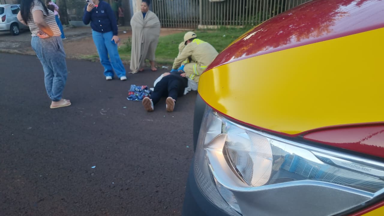 Mulher fica ferida após sofrer queda de moto ao tentar desviar de cachorro no Bairro Santa Cruz