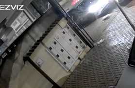 Câmera de segurança registra colisão entre Chevette e carro estacionado em Cascavel