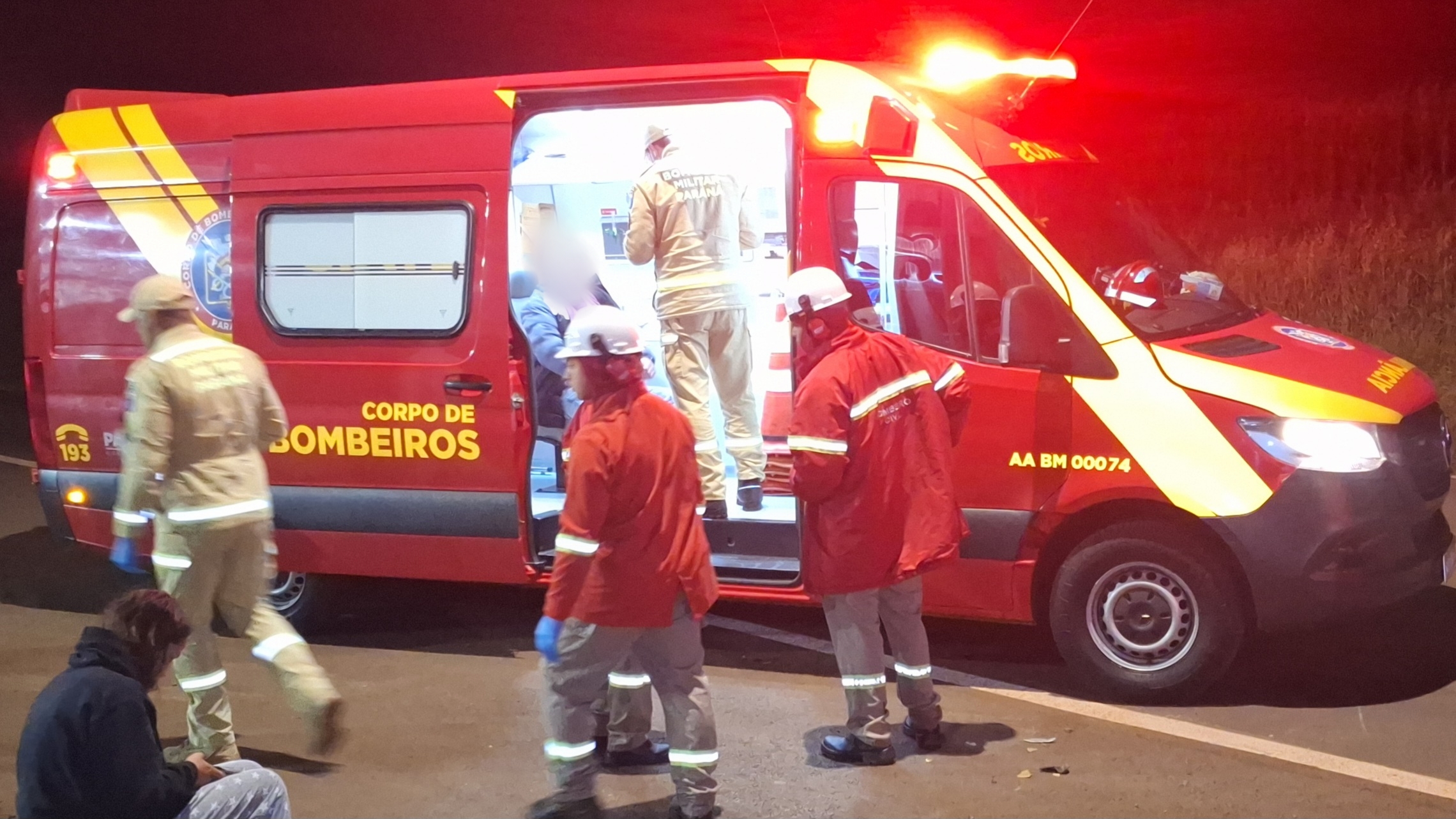 Colisão entre carro e moto mobiliza SIATE na Avenida Piquiri