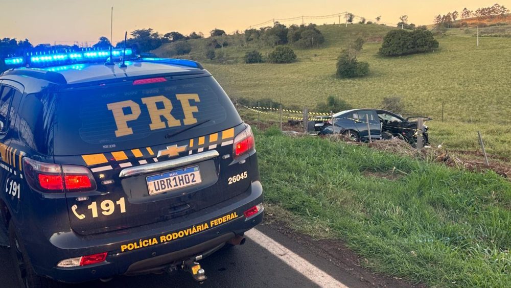 Mãe e duas filhas morrem após carro sair da pista e atingir árvore na BR-369 Imagem referente a Mãe e duas filhas morrem após carro sair da pista e atingir árvore na BR-369