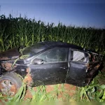 Mulher morre após ser arremessada de carro em acidente na PR-090 Imagem relativa a Mulher morre após ser arremessada de carro em acidente na PR-090