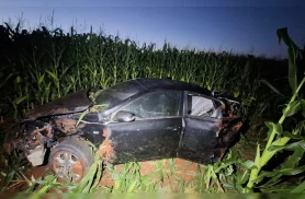 Mulher morre após ser arremessada de carro em acidente na PR-090