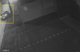 Outro ângulo registra colisão de Chevette contra carro estacionado na Rua Rio da Paz
