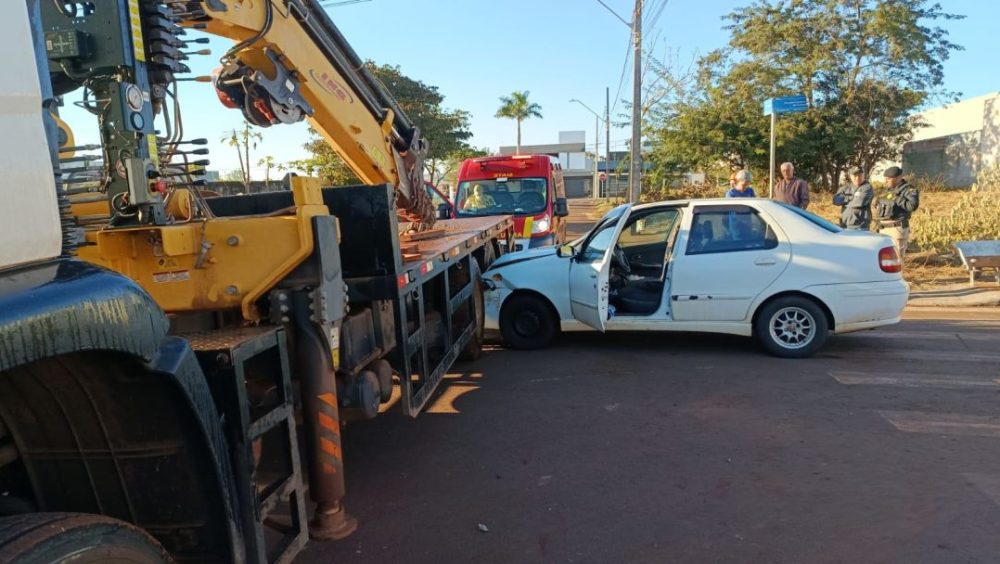 Motorista fica em estado grave após carro bater na lateral de caminhão em Toledo Imagem referente a Motorista fica em estado grave após carro bater na lateral de caminhão em Toledo