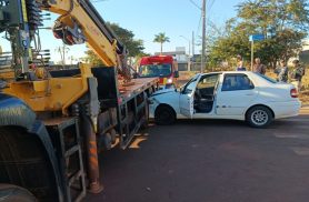 Motorista fica em estado grave após carro bater na lateral de caminhão em Toledo