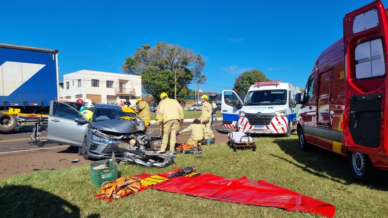 Forte colisão entre Onix e caminhão é registrada na BR-277, em Santa Tereza do Oeste