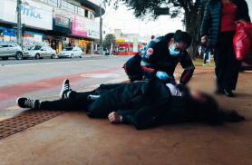 Mulher desmaia ao descer de ônibus na Avenida Brasil