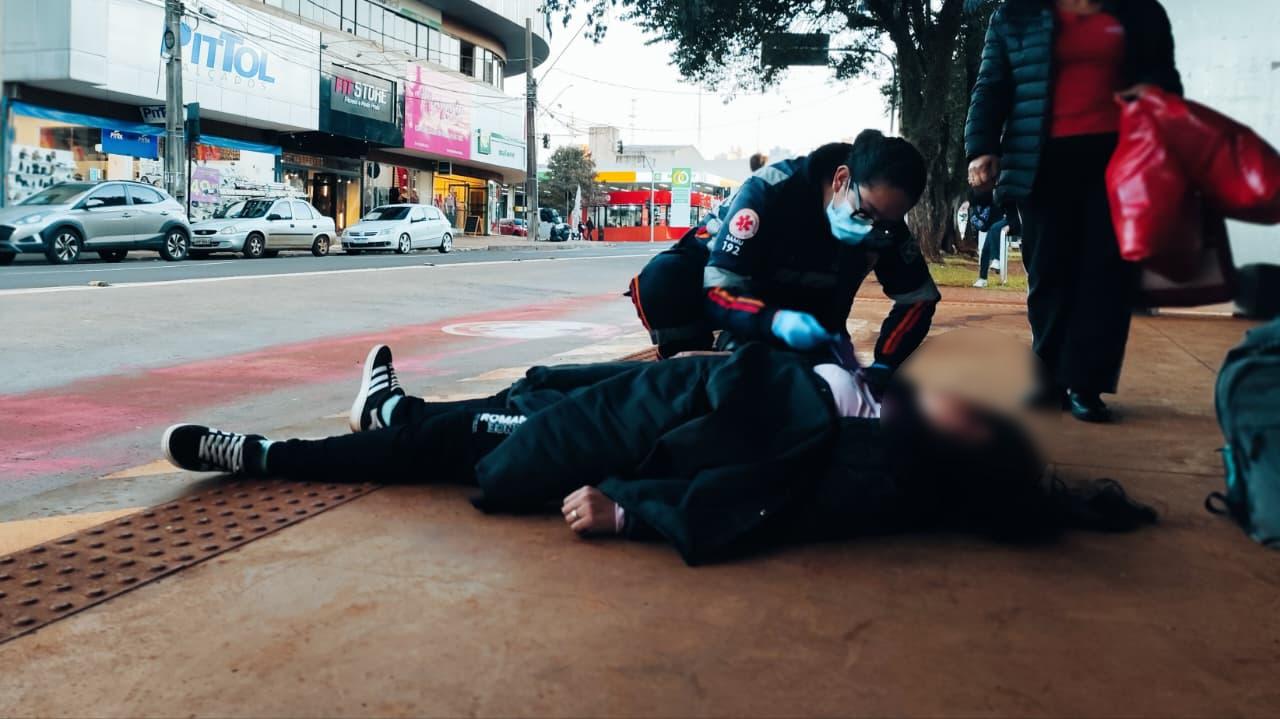Mulher desmaia ao descer de ônibus na Avenida Brasil
