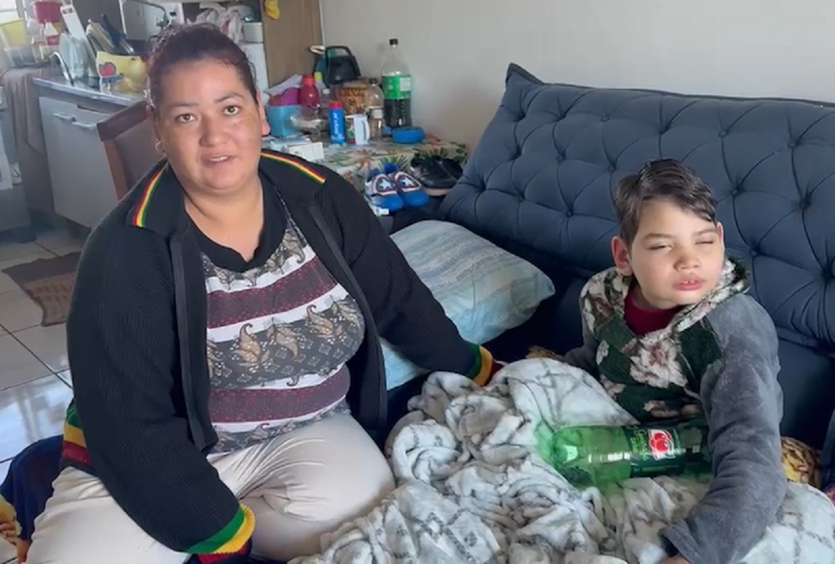 Mãe solteira pede socorro para obter canabidiol para filho que sofre 20 convulsões por dia
