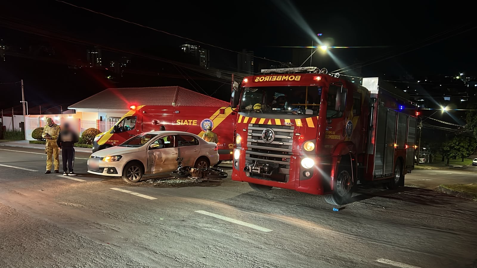 Motociclista fica ferido em acidente entre moto e carro no bairro Cancelli