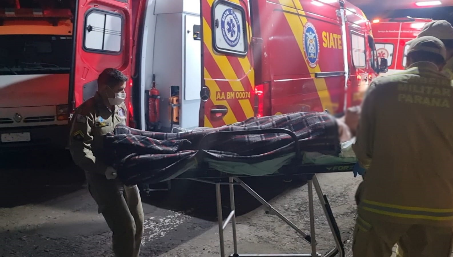 Homem tenta abrir lata de sardinha com faca de carne e vai parar no HUOP