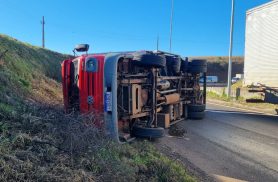Caminhão tomba na alça do Contorno Oeste e interdita saída para BR-163