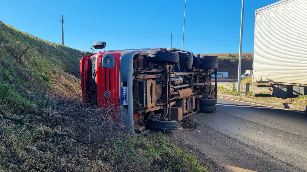 Caminhão tomba na alça do Contorno Oeste e interdita saída para BR-163