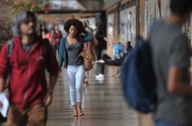 Mais de 54% dos graduandos já abandonaram curso para cuidar dos filhos