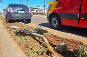 Gestante de sete meses é socorrida após perder controle de carro e atingir placa em Cascavel