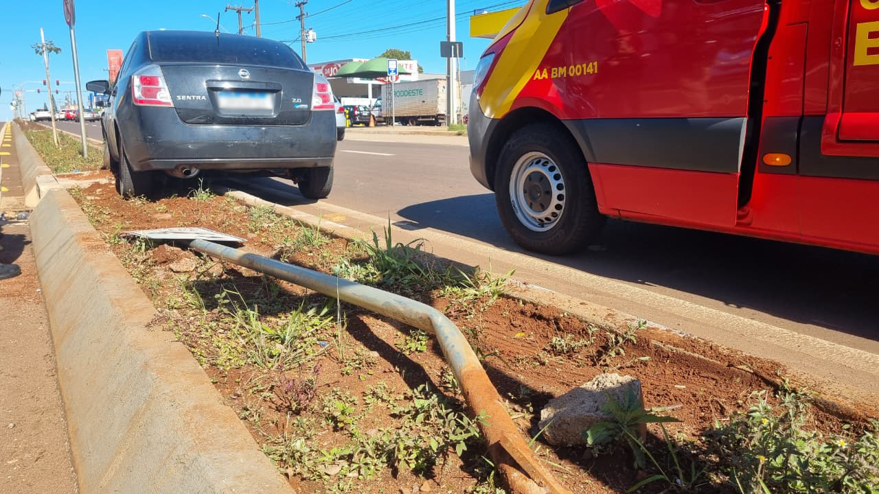Gestante de sete meses é socorrida após perder controle de carro e atingir placa em Cascavel