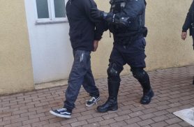 Homem cai de moto em frente ao GPOM e acaba preso por embriaguez no Centro
