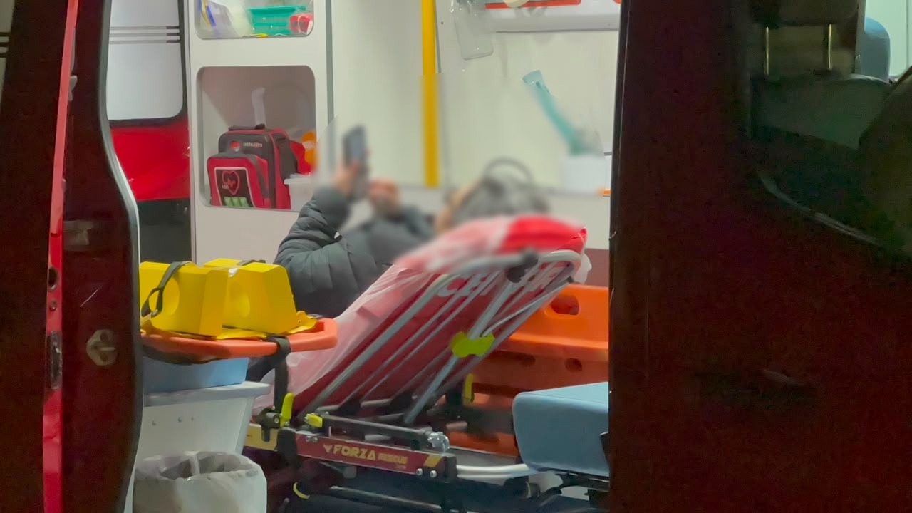 Mulher fica ferida em acidente entre moto e carro no Parque Verde