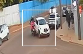 Câmera mostra pancada de moto e picape que deixou vítima de 45 anos no Parque Verde