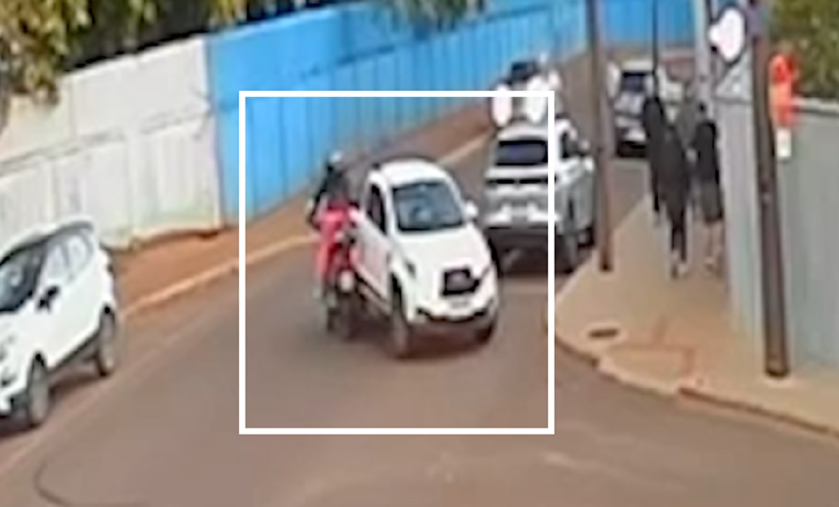 Câmera mostra pancada de moto e picape que deixou vítima de 45 anos no Parque Verde