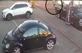 Vídeo mostra segundos antes de colisão que deixou motociclista ferida no Bairro Floresta