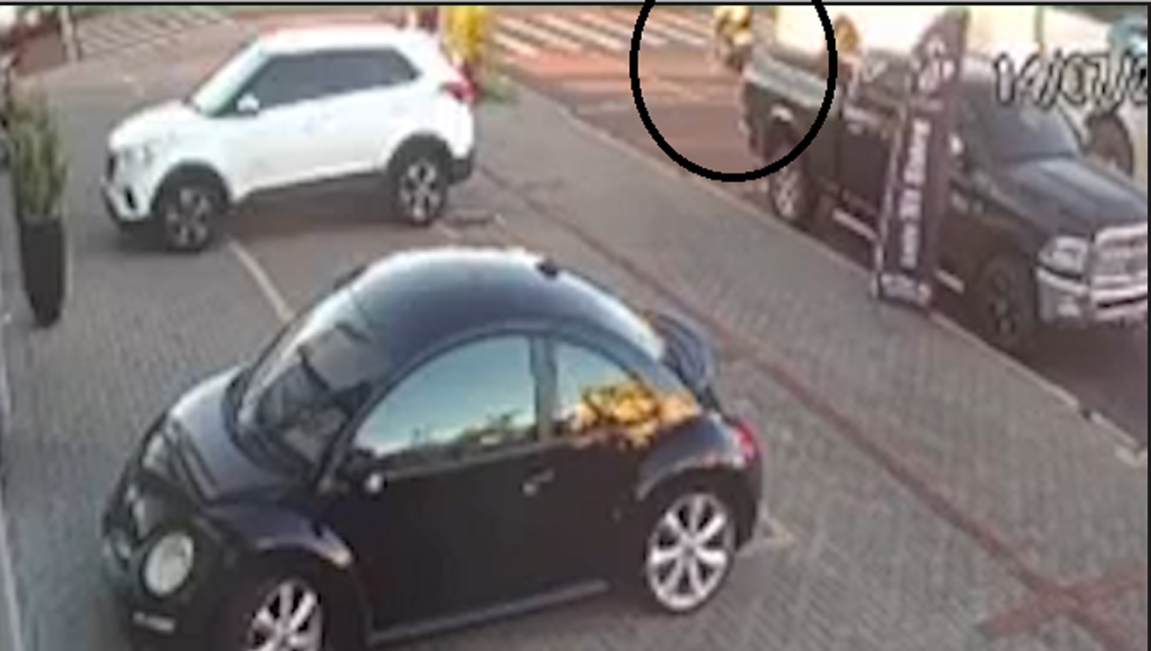 Vídeo mostra segundos antes de colisão que deixou motociclista ferida no Bairro Floresta
