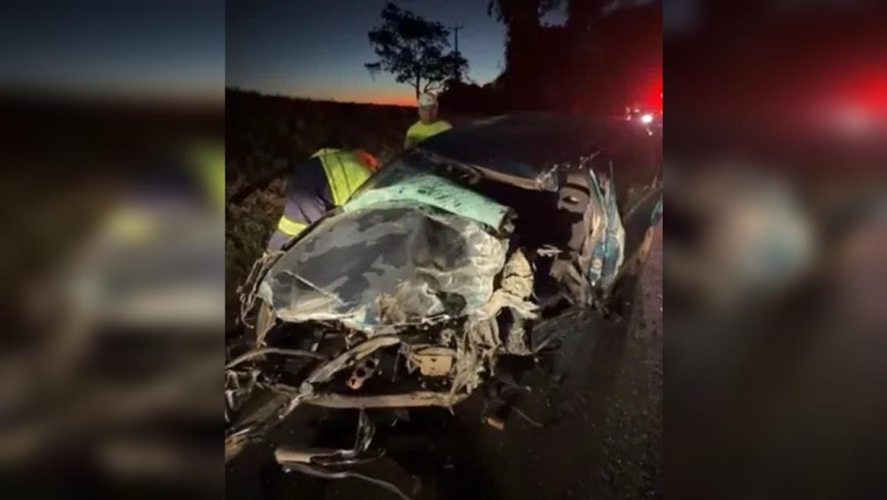 Homem morre após grave acidente entre carro e caminhão na PR-182 Imagem referente a Homem morre após grave acidente entre carro e caminhão na PR-182