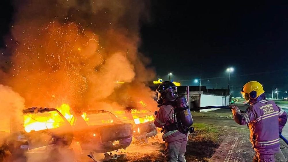 Quatro carros são consumidos pelo fogo em ferro-velho no Centro Cívico Imagem referente a Quatro carros são consumidos pelo fogo em ferro-velho no Centro Cívico